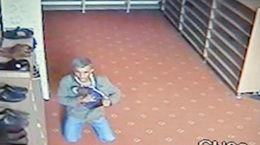 Camide ayakkabı hırsızlığı kamerada