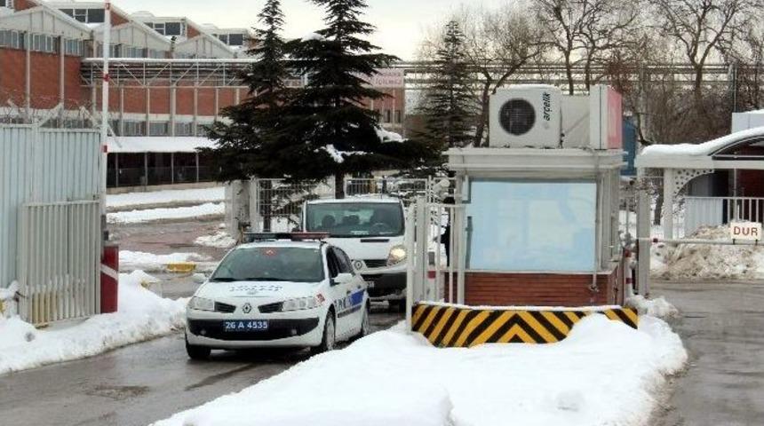 Eskişehir&rsquo;de Fabrikanın Garaj &Ccedil;atısı &Ccedil;&ouml;kt&uuml;: 5 Yaralı