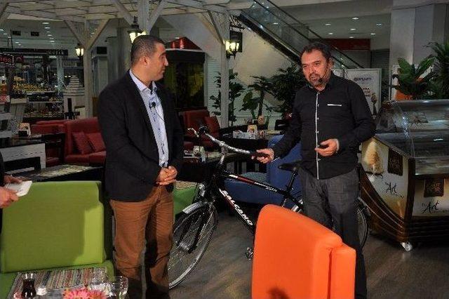 Başkana Canlı Yayında Bisiklet Hediye Edildi 2