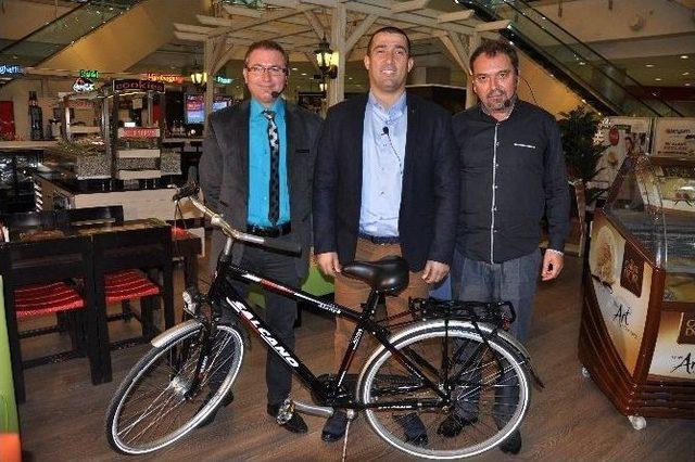 Başkana Canlı Yayında Bisiklet Hediye Edildi 3