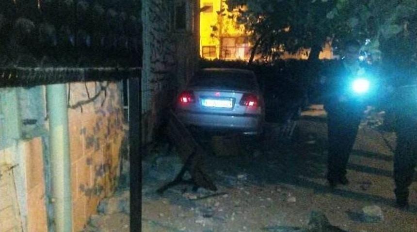 Hızını Alamayan Otomobil Cami Avlusuna Girdi