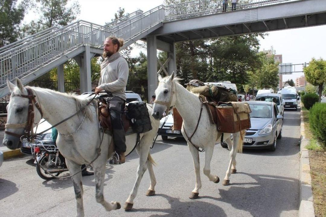 Polonyalı Gezgini &lsquo;diriliş Ertuğrul&rsquo; Oyuncusu Sandılar