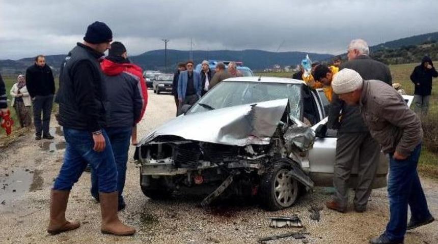 Burdur'da Imam Ve Muhtarın Otomobili &Ccedil;arpıştı: 6 Yaralı