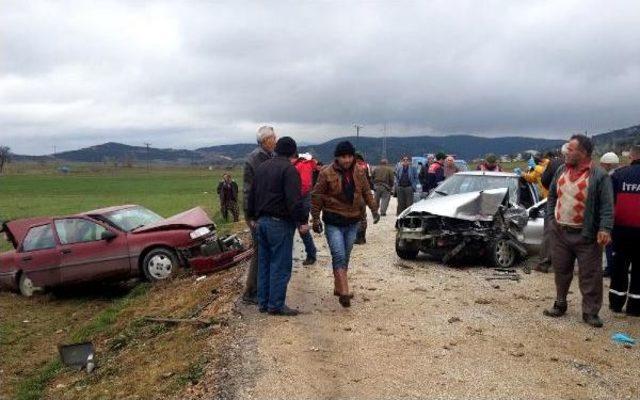 Burdur'da Imam Ve Muhtarın Otomobili Çarpıştı: 6 Yaralı