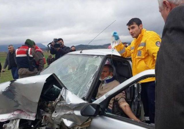 Burdur'da Imam Ve Muhtarın Otomobili Çarpıştı: 6 Yaralı