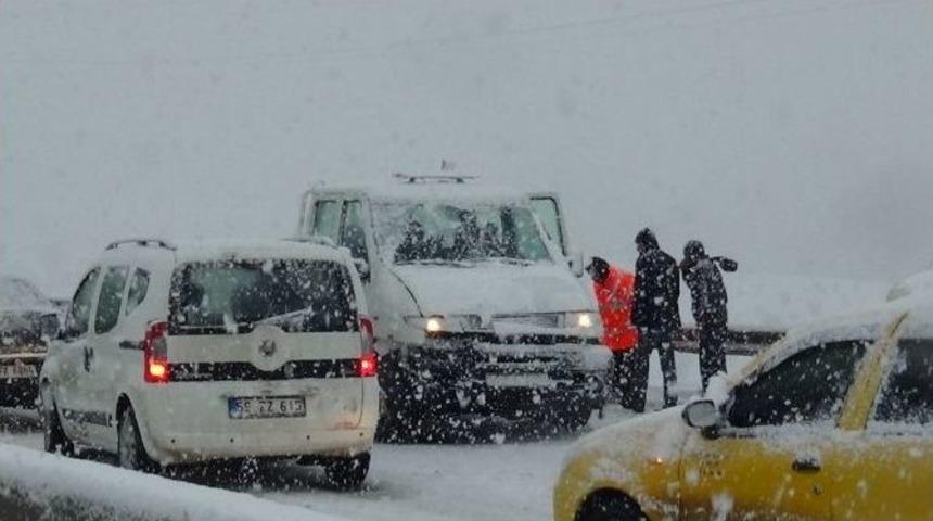 &Ccedil;orlu&rsquo;da Kar Yağışı Hayatı Durma Noktasına Getirdi