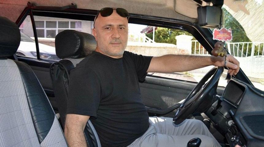 Kendine Ait Otomobili İle İsteyenlere Ücretsiz Ulaşım Hizmeti Veriyor