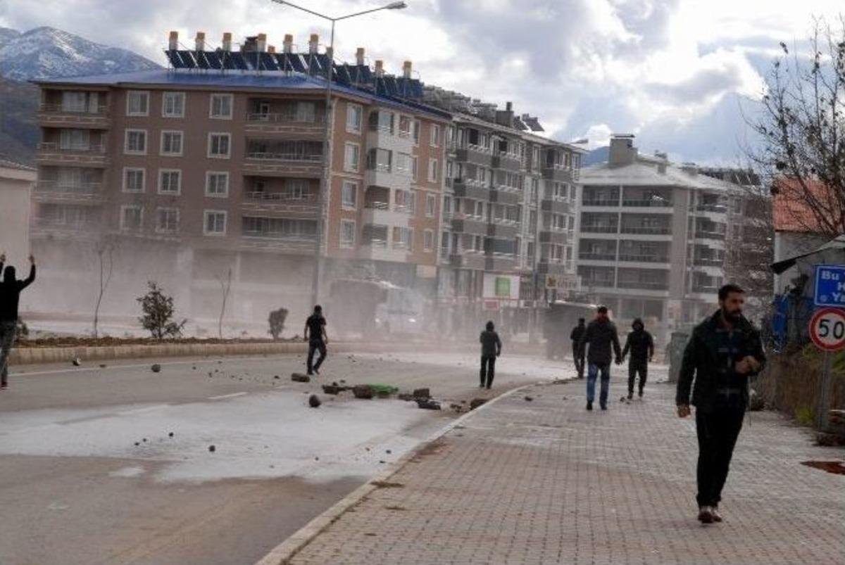Tunceli&rsquo;de Yol Kapatan G&ouml;stericilere Polis M&uuml;dahale Etti