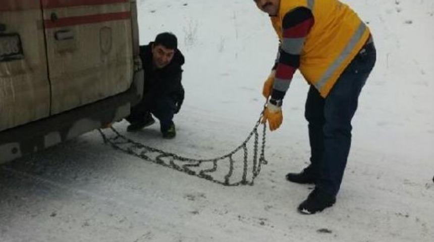 &Ccedil;orum&rsquo;Da Yolda Kalan Ambulans Zincir Taktı