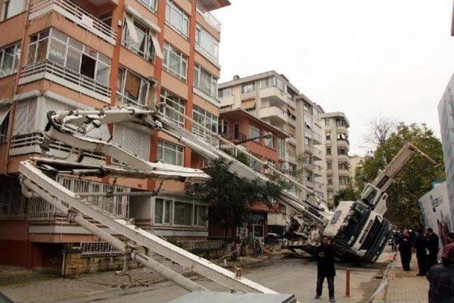 50 tonluk beton pompası apartmanın üzerine devrildi