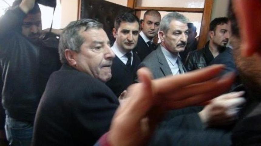 Kesintilere Tepki G&ouml;steren Vatandaşlar, Dedaş M&uuml;d&uuml;r&uuml;n&uuml;n Odasını Bastı