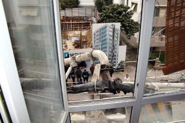 50 tonluk beton pompası apartmanın üzerine devrildi