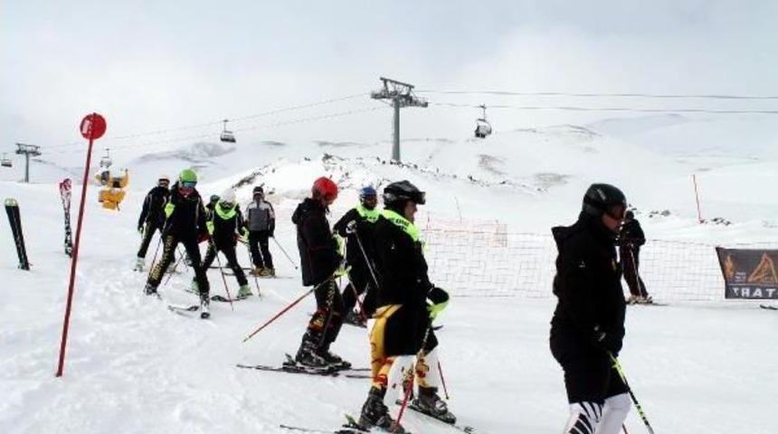 T&uuml;rkiye Kayak Federasyonu'nun Alp Disiplini Yarışları Erciyes'te Yapıldı