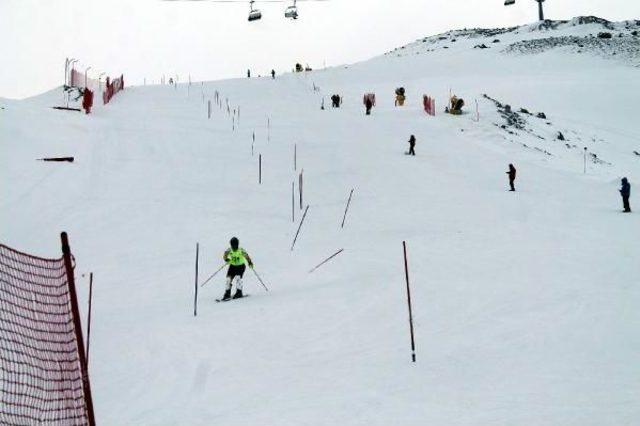 Türkiye Kayak Federasyonu'nun Alp Disiplini Yarışları Erciyes'te Yapıldı