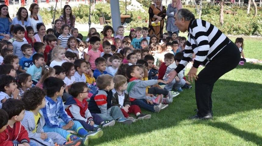 Minikler Pandomim Sanat&ccedil;ısıyla Hem Eğlendi Hem &Ouml;ğrendi