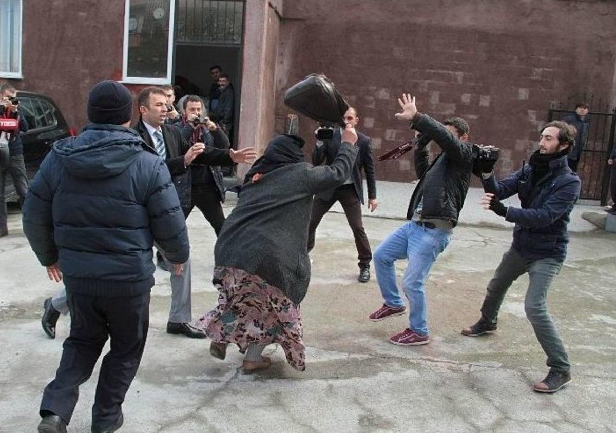 Zabıtaların Yakaladığı Dilenci Gazetecilere Saldırdı