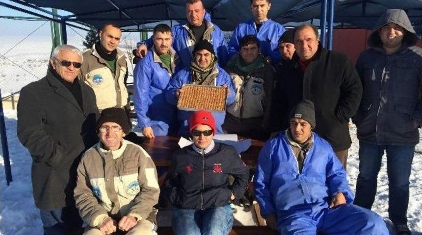 G&ouml;n&uuml;ll&uuml;ler Barınaktaki K&ouml;pekleri Yalnız Bırakmadı