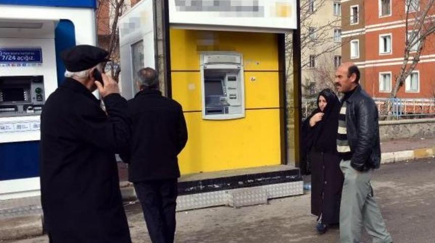 Kasklı hırsızlar, atm'den 250 bin lira &ccedil;aldı
