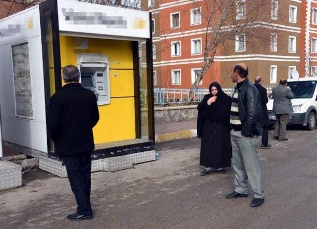 Kasklı hırsızlar, atm'den 250 bin lira çaldı