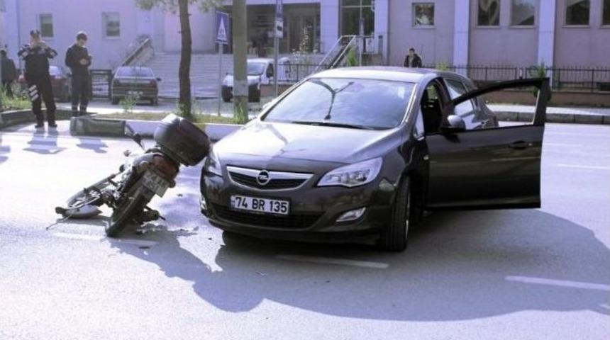 Motosikletle Otomobil &Ccedil;arpıştı: 1 Yaralı