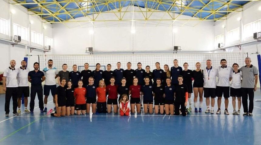Bayanlar Voleybol Takımı Hazırlık Ma&ccedil;ında Anadolu &Uuml;niversitesi İle Karşılaştı