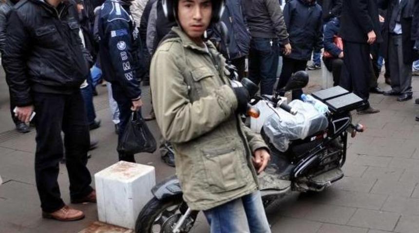 Engelli S&uuml;r&uuml;c&uuml; Ara&ccedil; Trafiğine Kapalı Caddede Bir Kadına &Ccedil;arptı