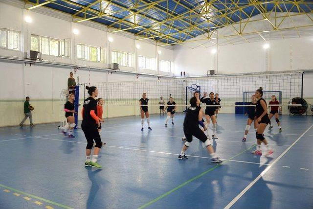Bayanlar Voleybol Takımı Hazırlık Maçında Anadolu Üniversitesi İle Karşılaştı