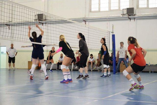 Bayanlar Voleybol Takımı Hazırlık Maçında Anadolu Üniversitesi İle Karşılaştı