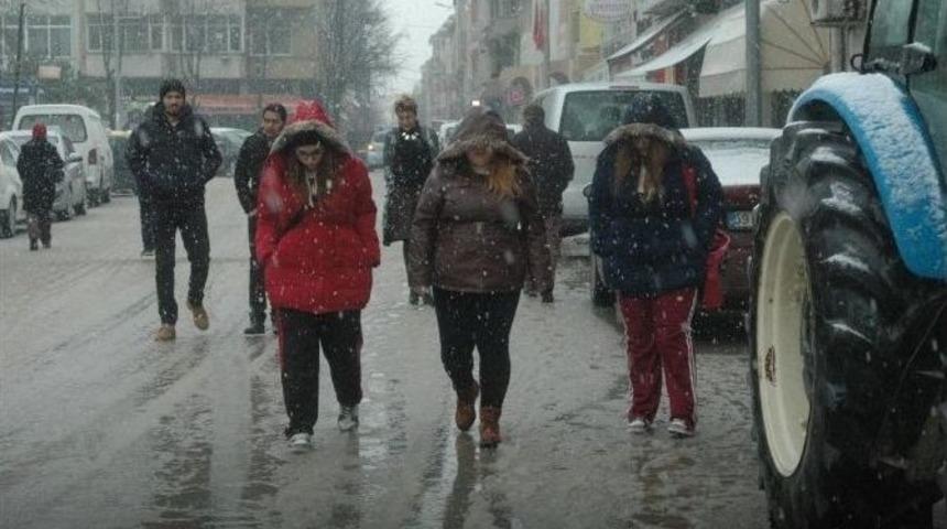 Saray&rsquo;da Kar Yağışı Etkisini G&ouml;stermeye Başladı