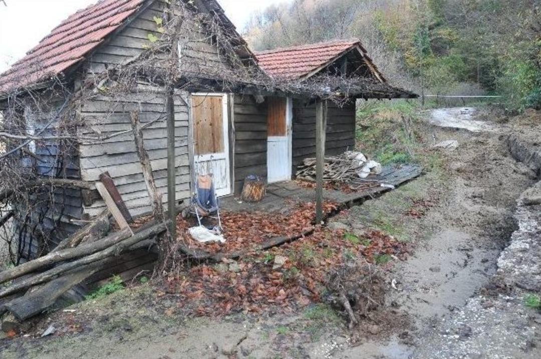 Ak&ccedil;akoca Sarı Yayla K&ouml;y&uuml;nde Heyelan