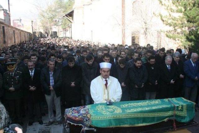 Kazada &ouml;len &ouml;ğretmenler i&ccedil;in nevşehir de cenaze namazı 3