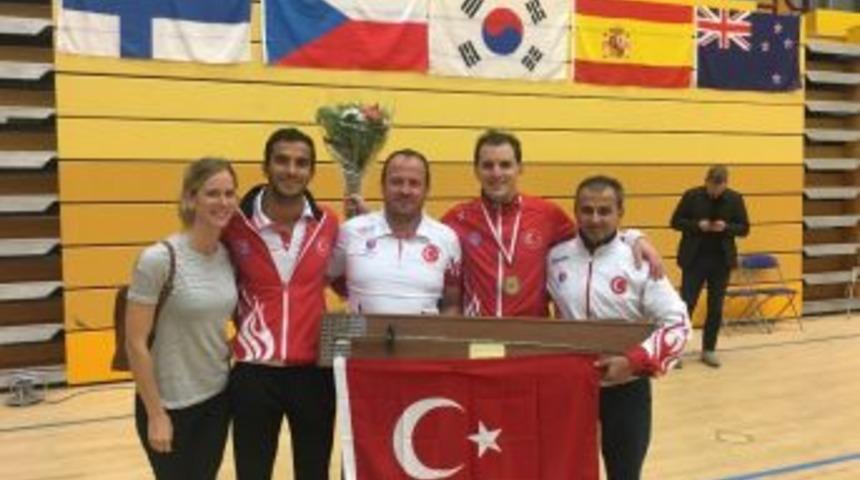 Eskrim Sporcusu Minuto Altın Madalya Kazandı