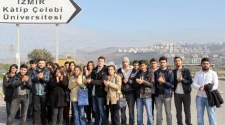 İzmir&rsquo;de &Uuml;niversite &Ouml;ğrencilerinden Ulaşım Eylemi