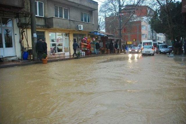 Burhaniye’de Ani Bastıran Yağmur Pazarcıları Vurdu