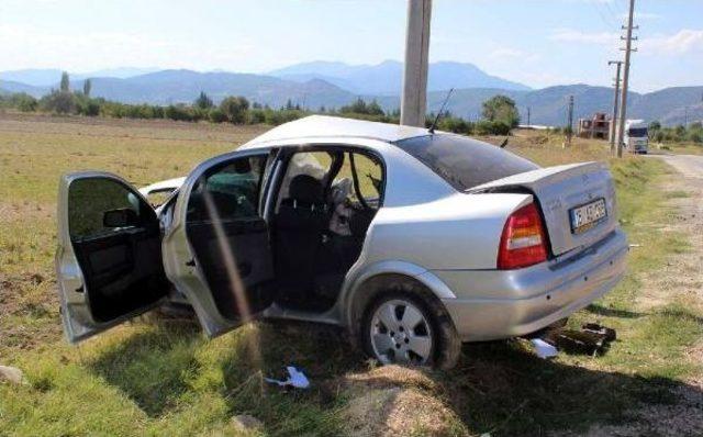 Bucak'ta Iki Otomobil Çarpıştı: 1 Ölü, 2 Yaralı