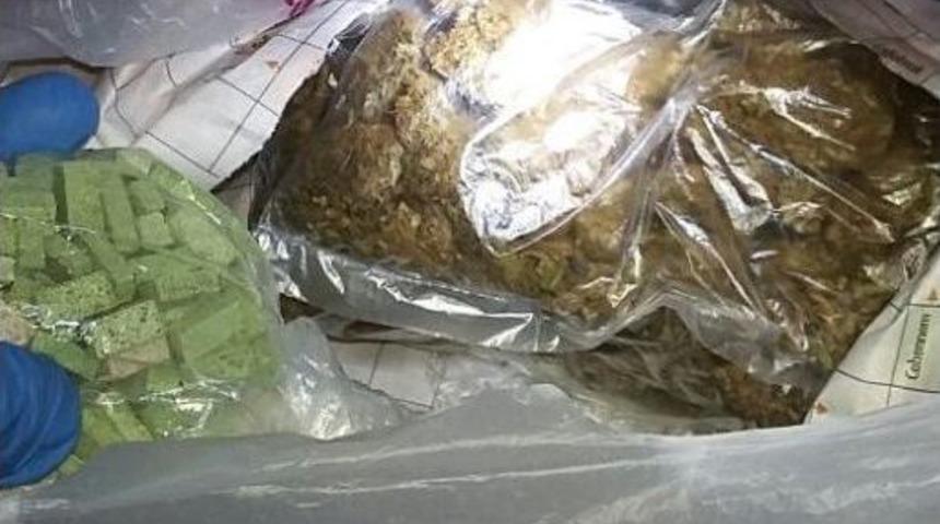 Ş&uuml;phe &Ccedil;eken Ara&ccedil;tan 252 Adet Esctacy Hap Ve Esrar &Ccedil;ıktı