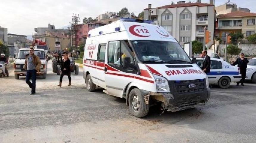 Kavşakta iki ambulans &ccedil;arpıştı