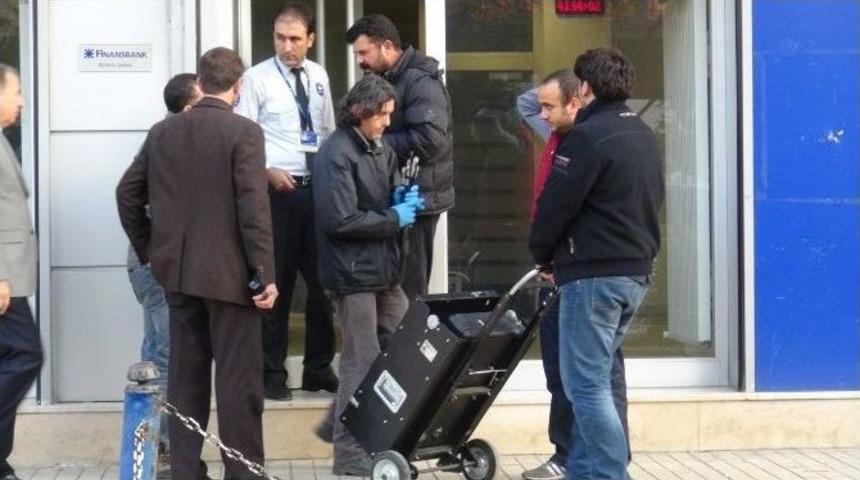Bankadaki Şüpheli Paket Polisi Harekete Geçirdi