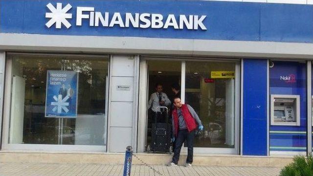 Bankadaki Şüpheli Paket Polisi Harekete Geçirdi