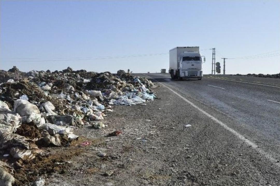 Siverek Şehir &Ccedil;&ouml;pl&uuml;ğ&uuml; Karayoluna Kadar Taştı