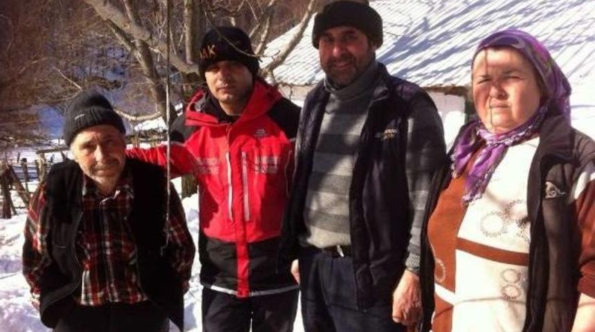 6 Gündür Mahsur Çift Kar Motoruyla Kurtarıldı