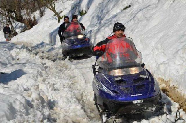 6 Gündür Mahsur Çift Kar Motoruyla Kurtarıldı 1