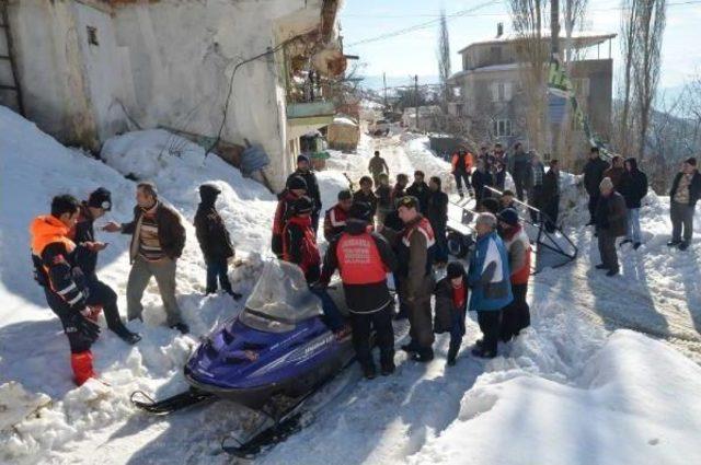 6 Gündür Mahsur Çift Kar Motoruyla Kurtarıldı 2