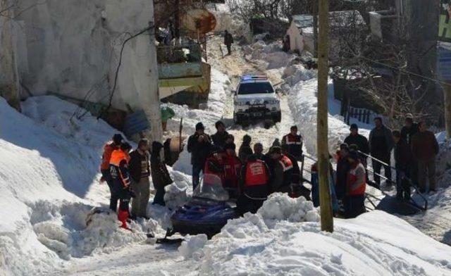 6 Gündür Mahsur Çift Kar Motoruyla Kurtarıldı 3
