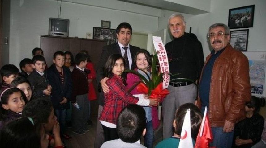 Minik &Ouml;ğrenciler Har&ccedil;lıklarını Kızılay&rsquo;a Bağışladı