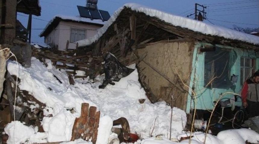 Kara Dayanamayan &Ccedil;atı Yaşlı Kadının &Uuml;zerine &Ccedil;&ouml;kt&uuml;