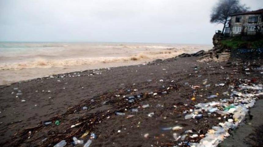 Ak&ccedil;akoca'da Dalgalar 3 Metreyi Buldu