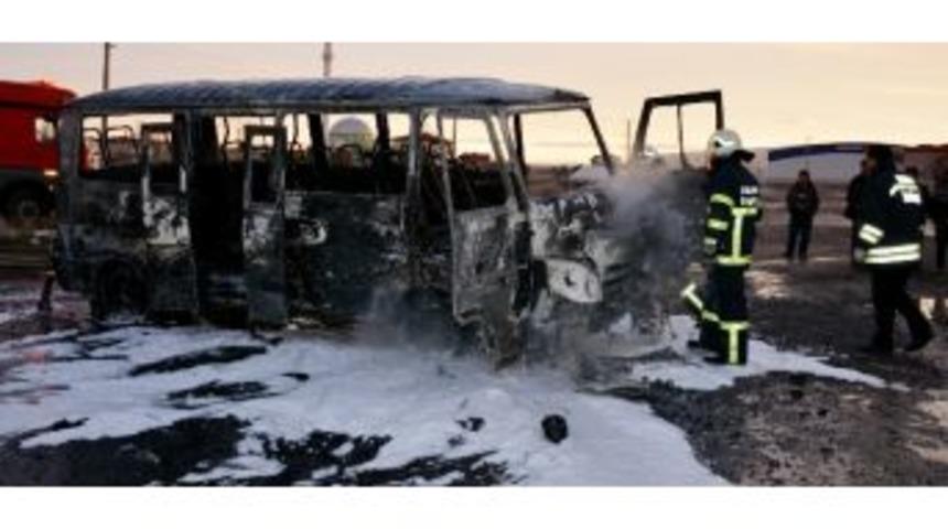 Okulun Servis Minib&uuml;s&uuml; Yanarak Hurda Oldu