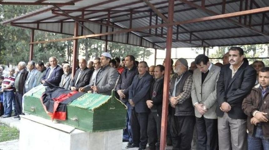 Otob&uuml;s Kazasında &Ouml;len Zeynep, Mezuniyet Kaftanıyla Uğurlandı