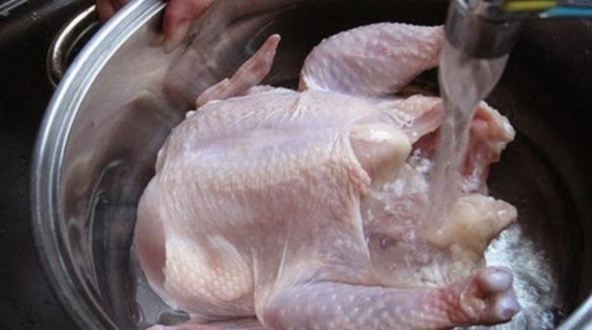 Neden Çiğ Tavuğu Pişirmeden Önce Asla Yıkamamalısınız?